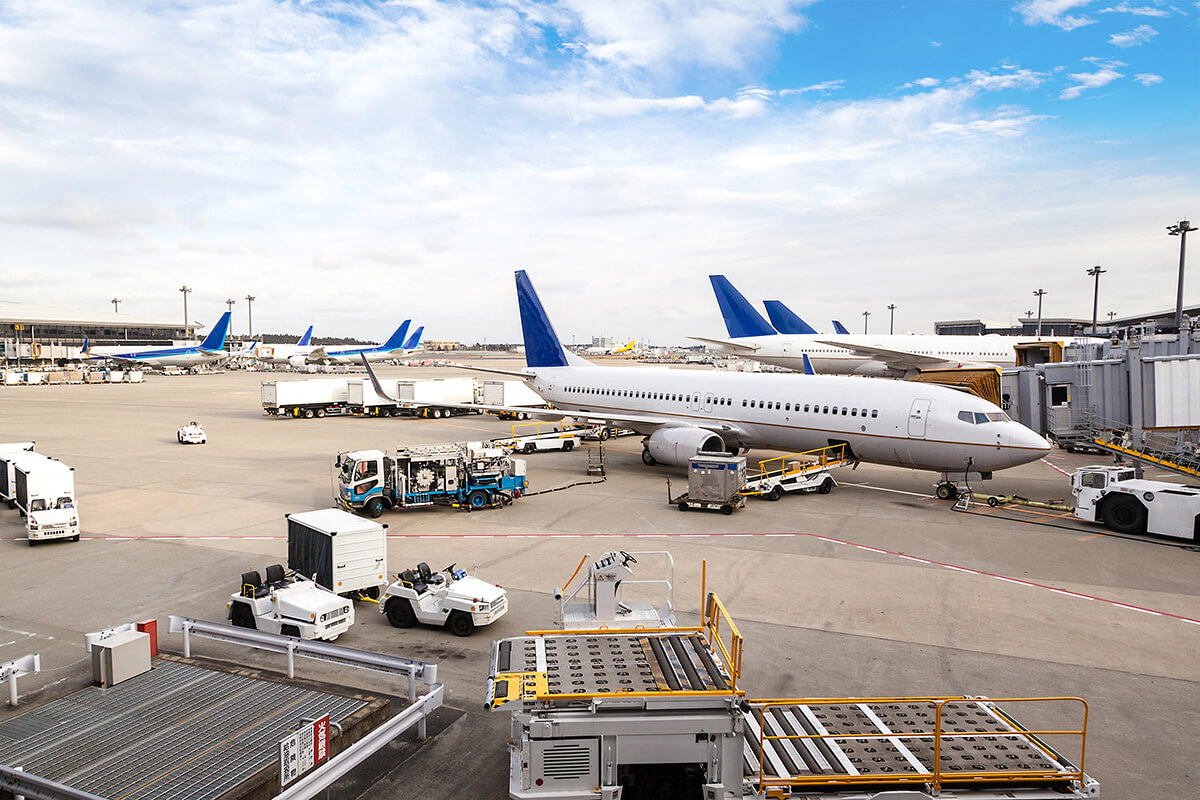 空港の整備場や駐機エリアで航空機を点検する様子